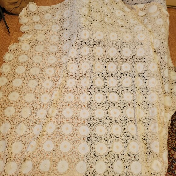 Vintage Hand Crocheted Tablecloth In Excellent Condition